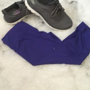 Purple athletic yoga pants 3/4 length